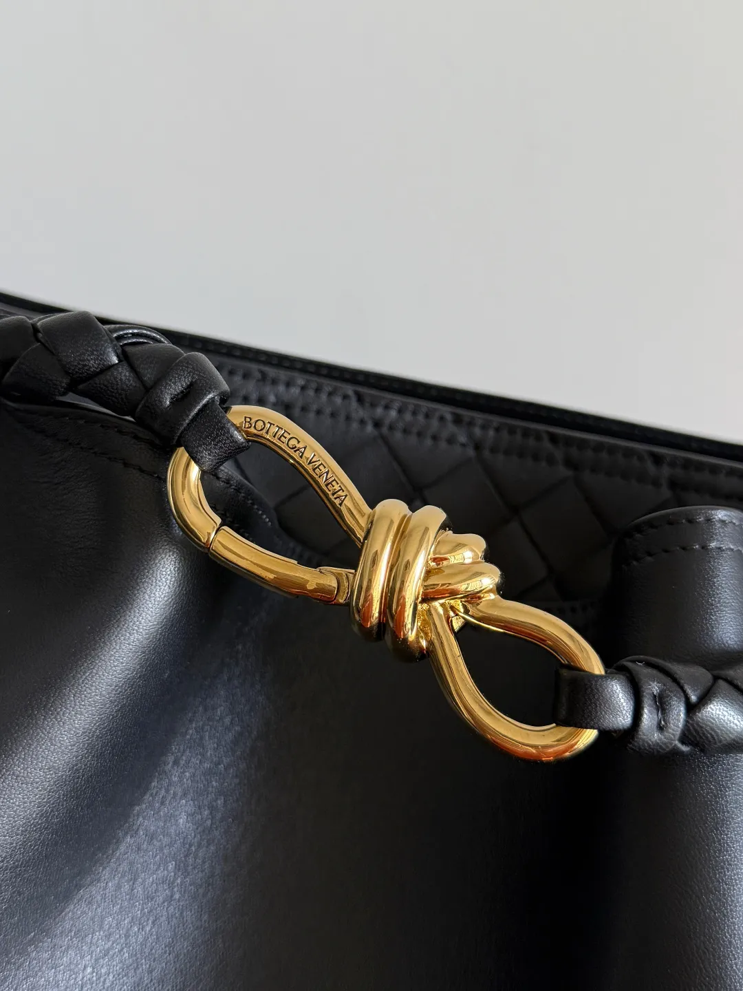 Batch 2660 BOTTEGA VENETA2025 new Andiamo bucket bag. This bag is made of silky calf leather🐂, with Intrecciato woven internal pockets, unique and eye-catching! The simple and smooth bucket bag shape is classic and versatile. Whether it is paired with a simple basic style or a fashionable personality, it can be adapted to 💯 and easily enhance the fashion sense of the overall look ~ The golden rope knot 🪢 is embellished with woven highlights and the scent of osmanthus in the wind, announcing the message of autumn✉️ When buying a bag, you must look for three things: 🎨Appearance is justice 🧵Excellent craftsmanship 👜Practice Style number: 844169 Size: 24*34*12cm